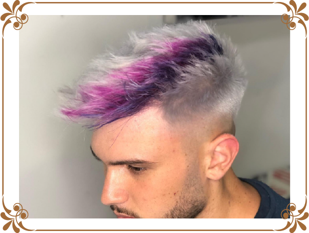 Corte de pelo con tinte púrpura